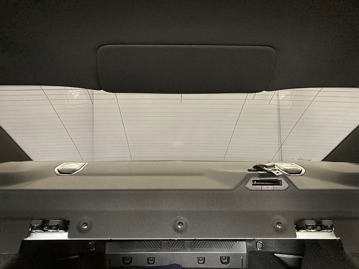 令和7年BMW5シリーズセダンのカーフィルム施工後内側のリアガラス
